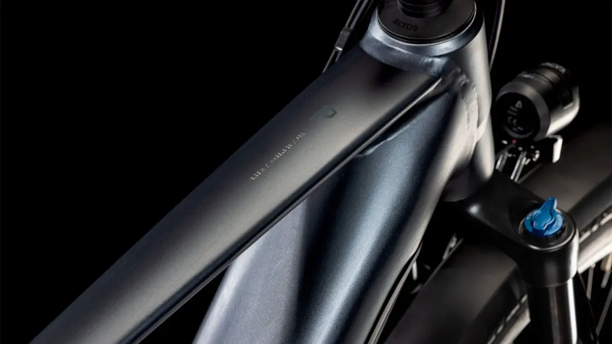 Cube Touring Hybrid Pro 625 gris métallisé et chrome (2025) – Image 6
