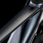 Cube Touring Hybrid Pro 625 gris métallisé et chrome (2025) – Image 3